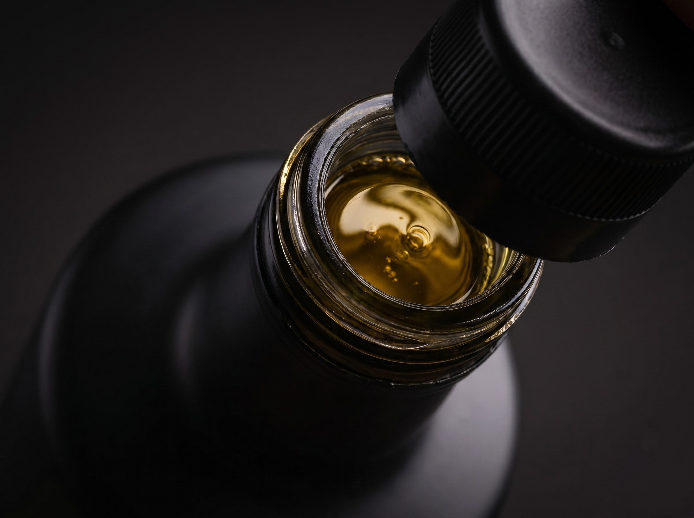 Geöffnete Olivenölflasche – Luftkontakt als Ursache für Qualitätsverlust