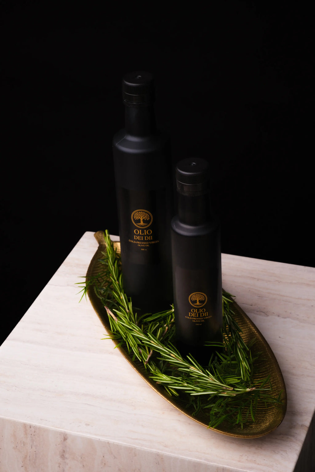 Premium Olivenöl aus Kalabrien mehrere Flaschen auf Marmortisch mit Koriander