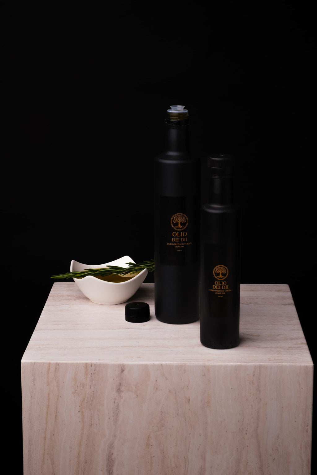 Premium Olivenölset aus Kalabrien mit offener Flasche auf Marmortisch
