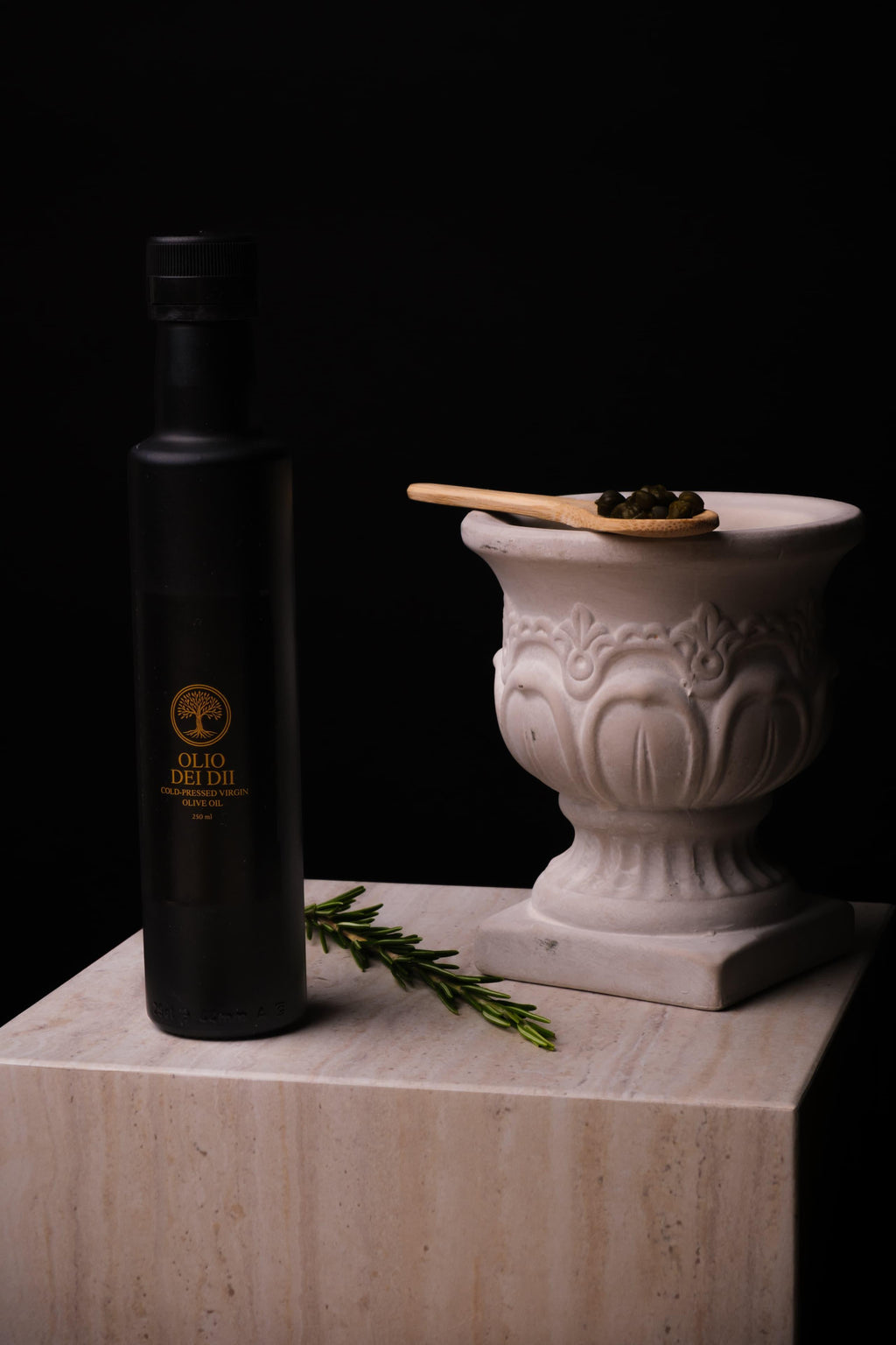 Premium Olivenöl aus Kalabrien 500 ML auf Marmortisch mit Kräutern