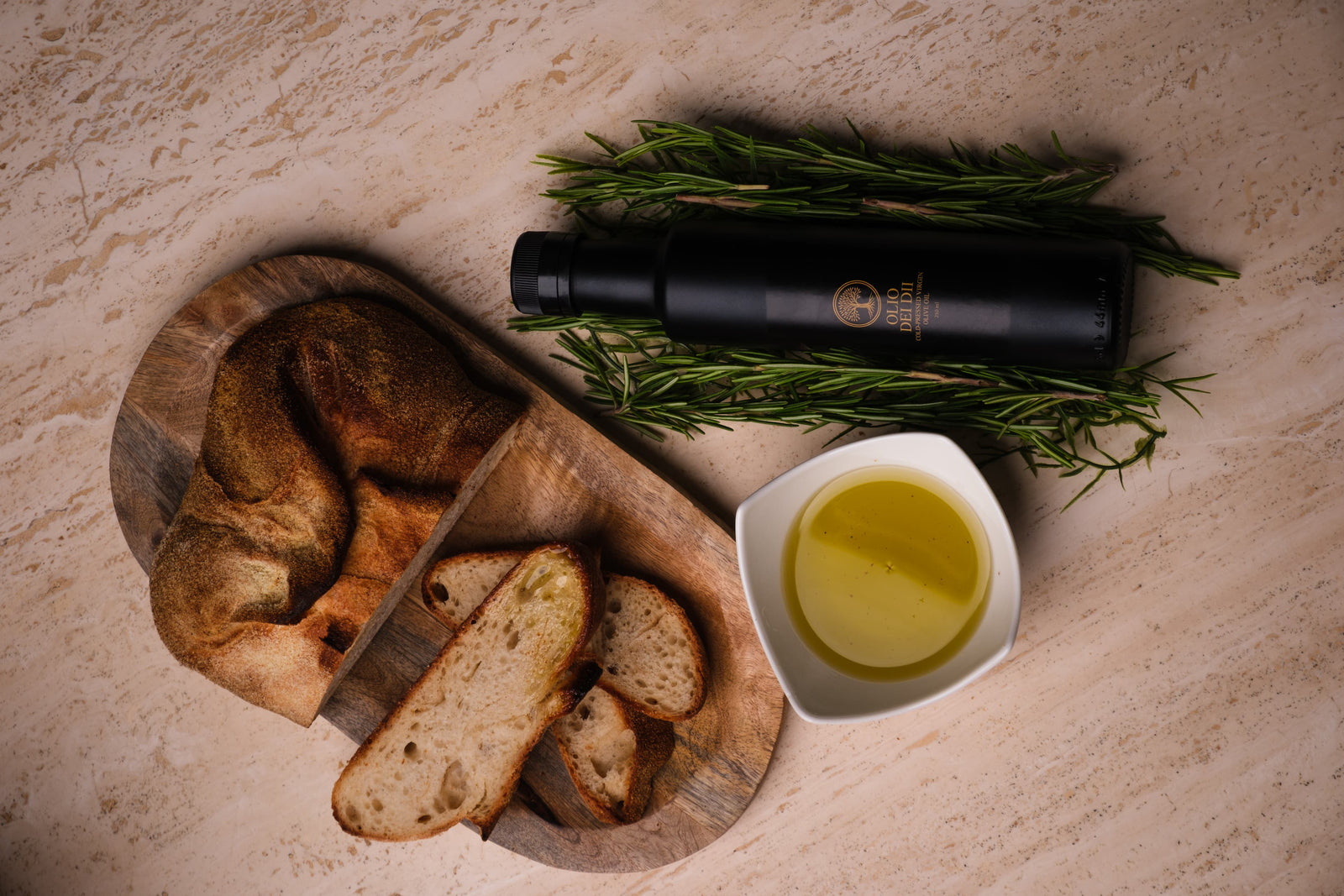 Premium Olivenöl aus Kalabrien serviert mit knusprigen Brot und Koriander