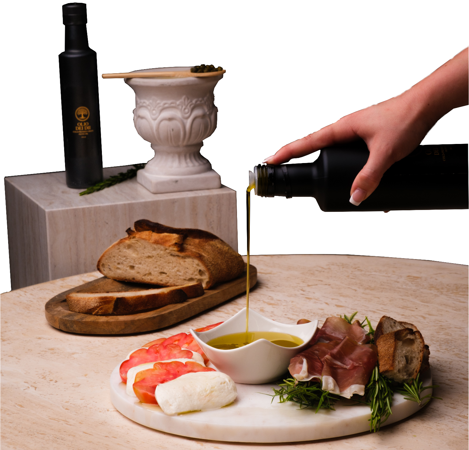 Premium Olivenöl aus Kalabrien serviert mit Brot und gemischter Platte