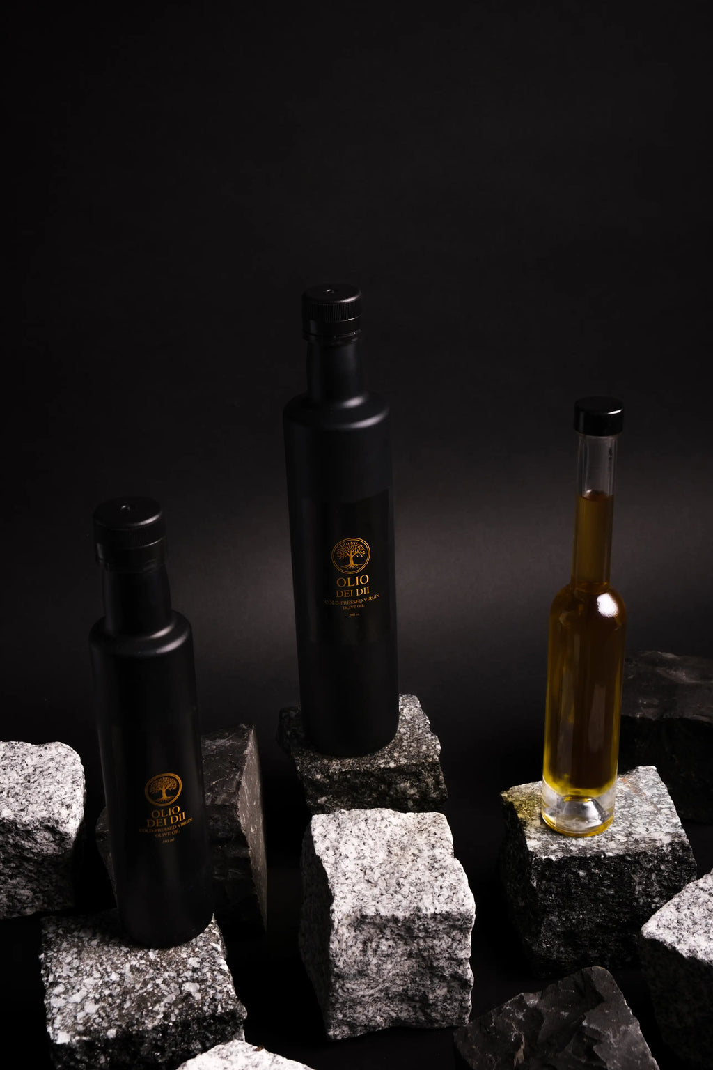 Premium Olivenöl aus Kalabrien Bundle schön auf edlen Steinen