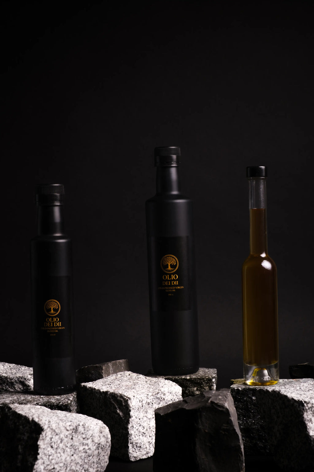 Premium Olivenöl aus Kalabrien in einem Set auf Steinen ausgestellt