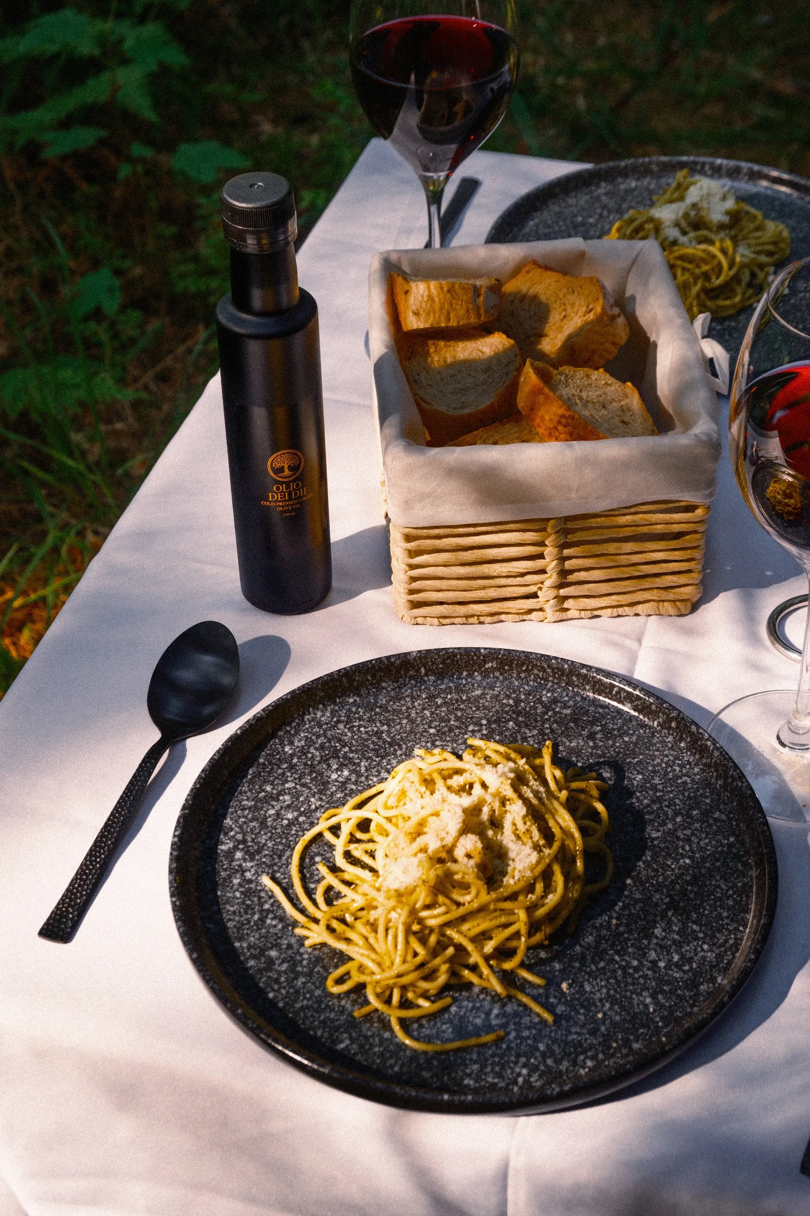 Dinner im Wald mit Premium Olivenöl aus Kalabrien