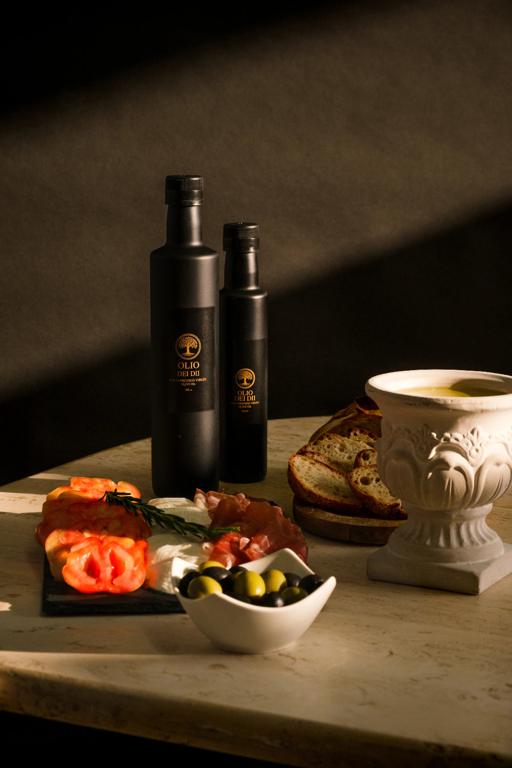 Premium Olivenöl aus Kalabrien im Duo Set serviert mit Brot und gemischter Platte